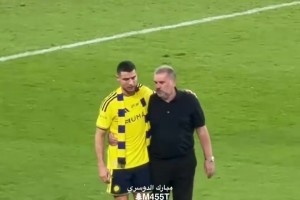 将帅相惜！C罗赛后对自己的表现不满，主帅波斯特科格鲁上前安慰